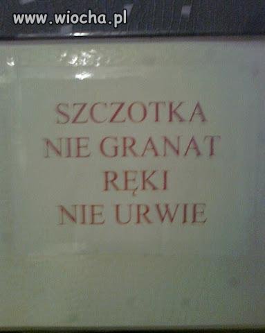 W jednej z łazienek w centrum handlowym.