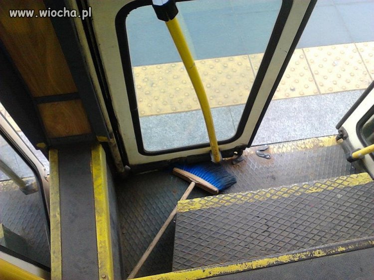 Tak się zamyka popsute drzwi w tramwajach 