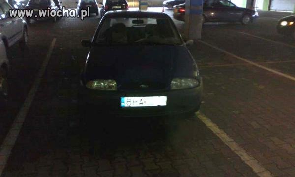 Po co zajmować jedno miejsce na parkingu...
