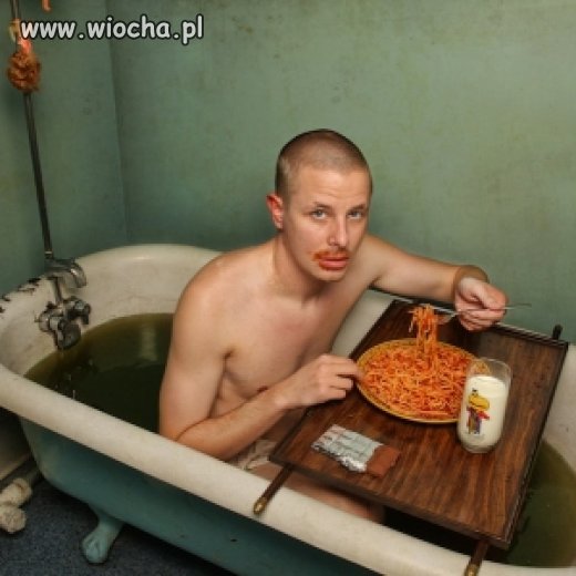 Krzysiu, jem spaghetti.
