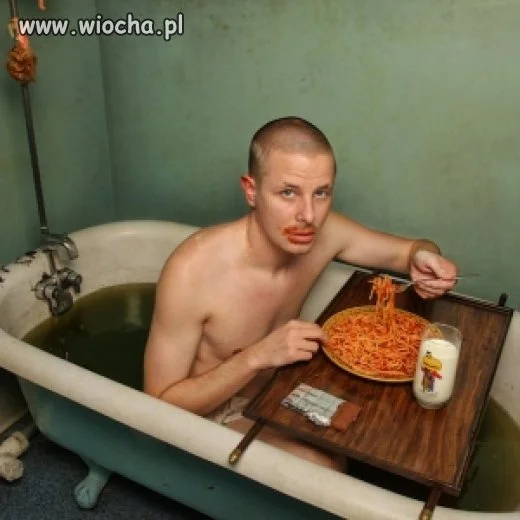 Krzysiu, jem spaghetti.