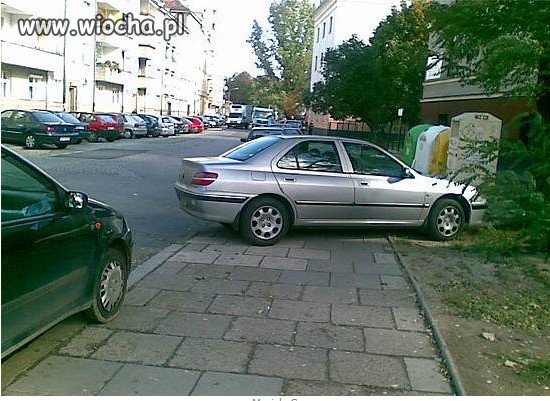 O! Tutaj sobie zaparkuję jest tyle miejsca.
