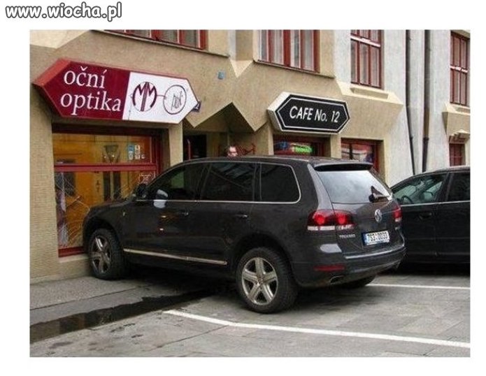Chyba naprawde ma słaby wzrok