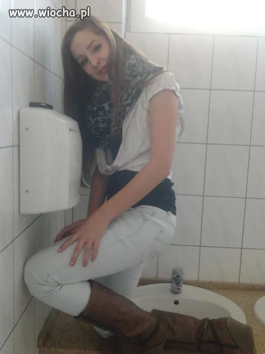 Lans w łazience szkolnej