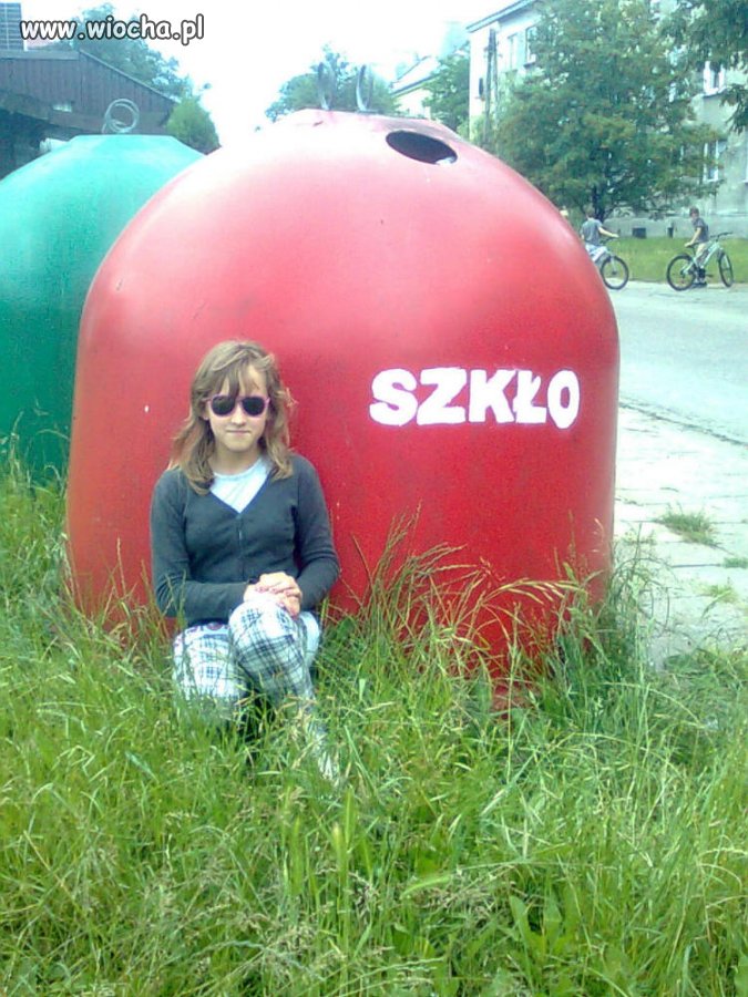 Nie ma to jak zdjęcie przy śmietniku...