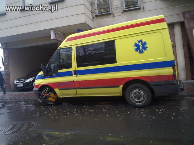 Założyć ambulansowi blokadę na koło...