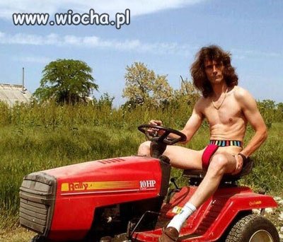 Różowe gatki, białe skarpety, traktor