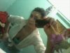 Dekolt+brudne lustro+burdel w tle+krzywa twarz