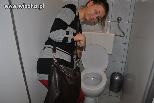Słit focia w szkolnym wc