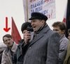 On żyje