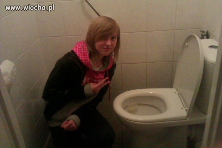 Koleżanka chwali się kibelkiem.
