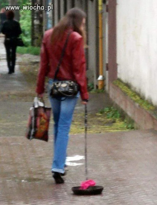 Z patelnią na spacer... Eh! Bije!!!