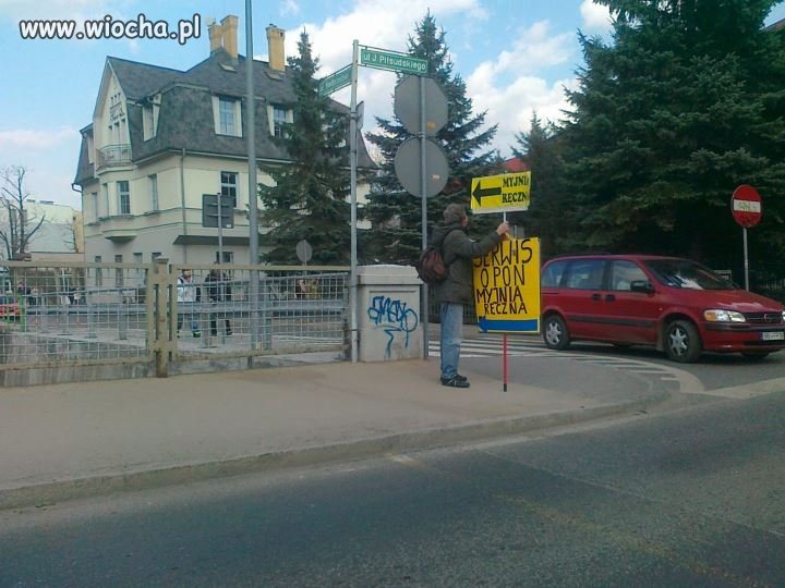 Człowiek reklama kieruje ludzi pod zakaz 