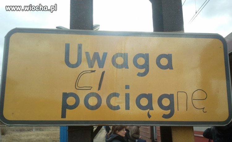Tabliczki na stacji kolejowej