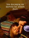 "domnie" zamiast "do mnie" + dzióbek