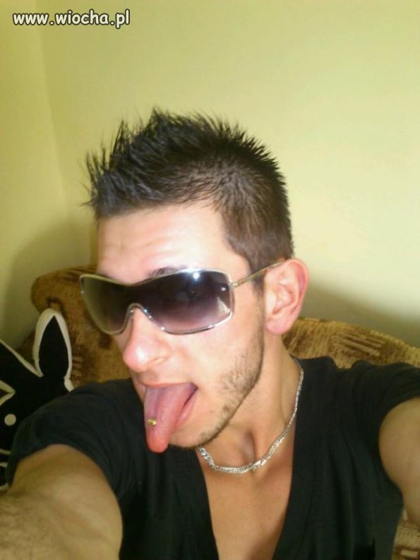 Męska dziunia z playboyem w tle