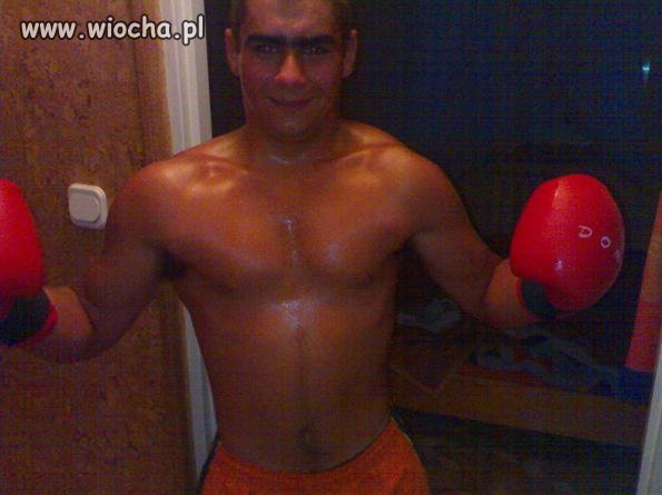 Jednobrwiowy macho man