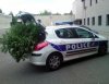 Zawsze to weselej na patrolu.