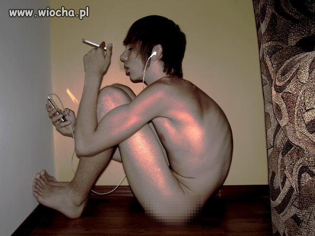Emo w pozycji embrionalnej