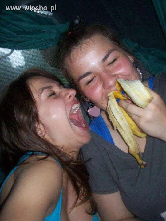 Rzuciła się na banana ...