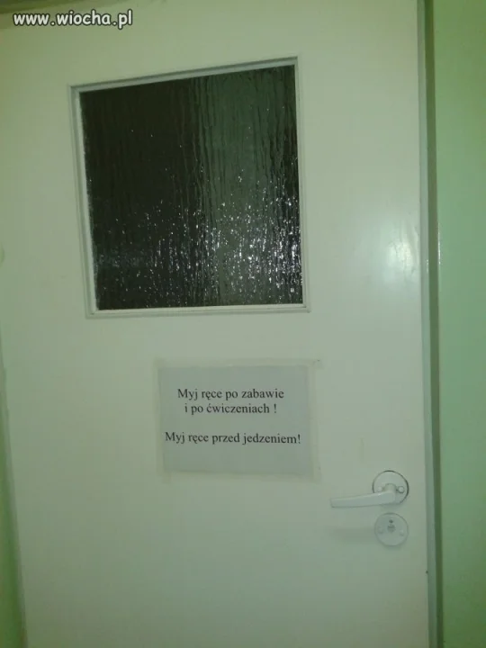 Karteczka na drzwiach do WC...