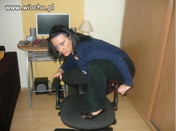 Nie ma jak zdjęcie na krzesle z dziura