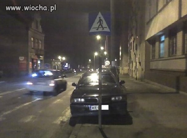 Idealnie pasuje między znak a latarnię