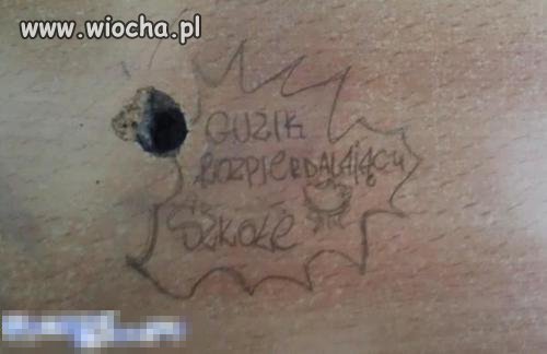 Guzik roz*ierdalający szkołę. 