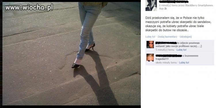 Nie tylko faceci noszą białe skarpety do sandałów