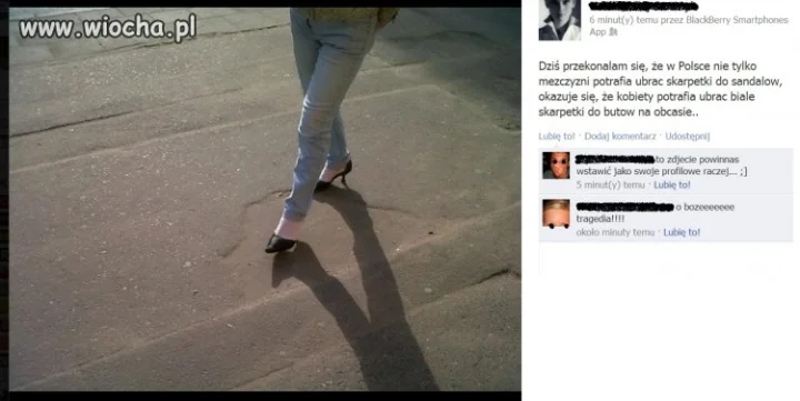 Nie tylko faceci noszą białe skarpety do sandałów