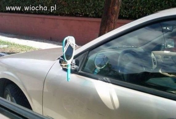 Dobrze, że wożę ze sobą kosmetyczkę a w niej