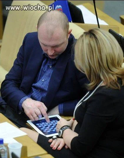 Partyjka w szachy podczas obrad