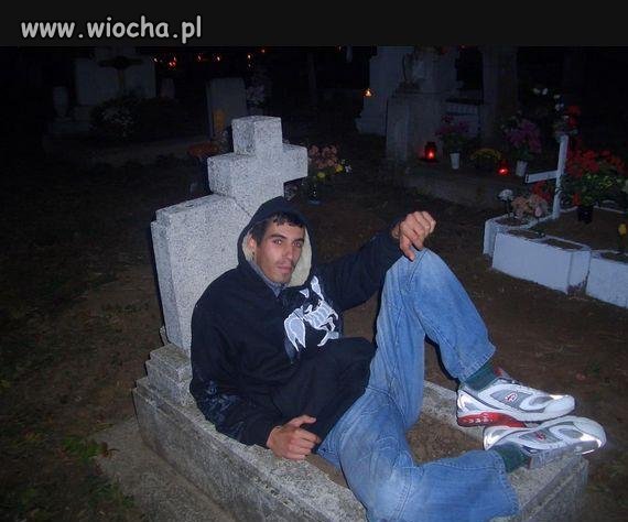 Widać, że mu za ciasno
