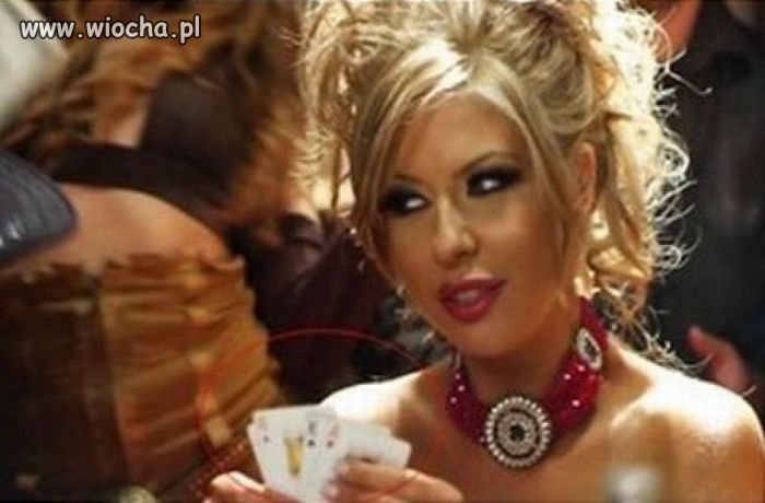 Blondynka gra w rozbieranego pokera