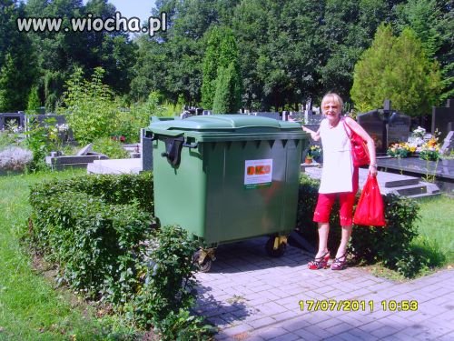,,To ja przy pojemniku na śmieci' -w tle cmentarz