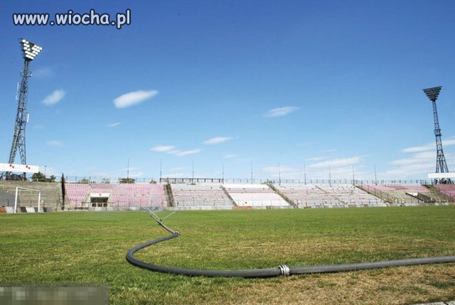 Wy to nazywacie stadionem. To nie powinno..