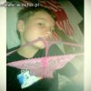 Dzieciak złapał majtki w zęby