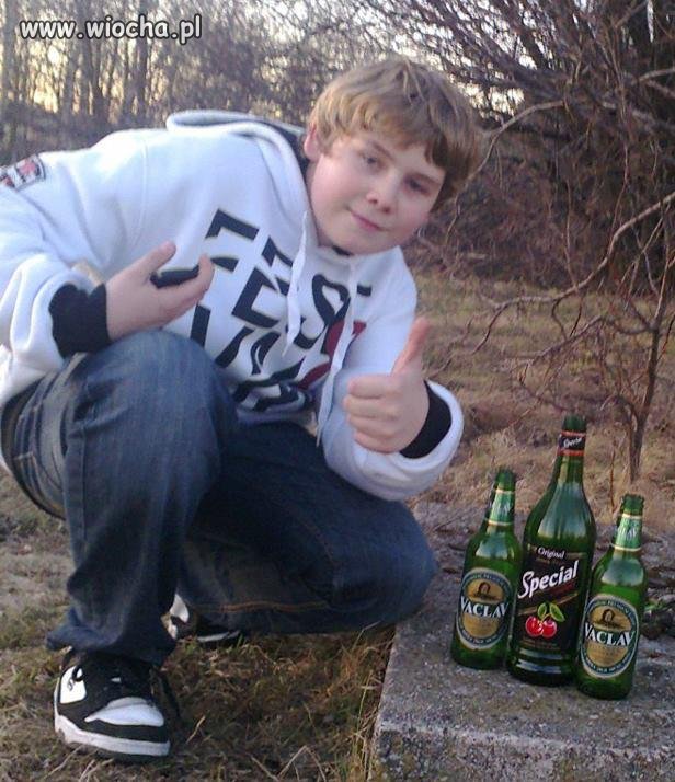 12 latek z butelkami ze śmietnika