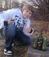 12 latek z butelkami ze śmietnika