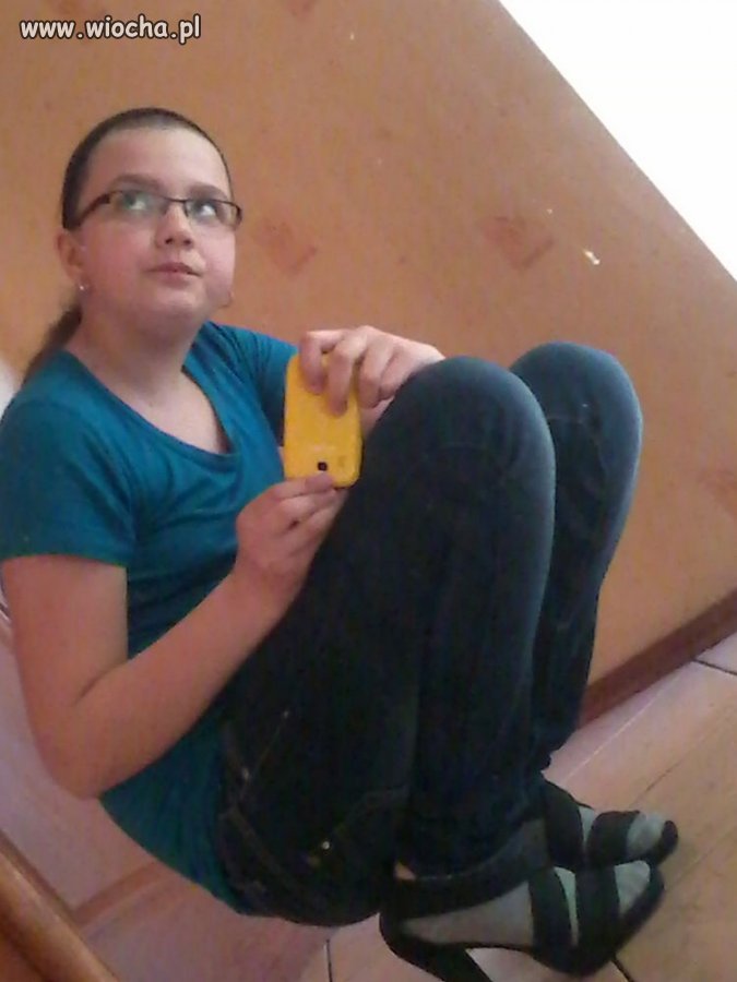 Dzieci (12 lat) i ich udawanie dorosłych