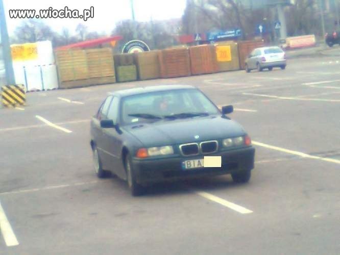 Pusty parking można szaleć.