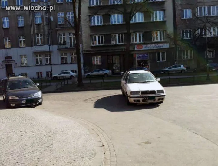 Parkowanie...