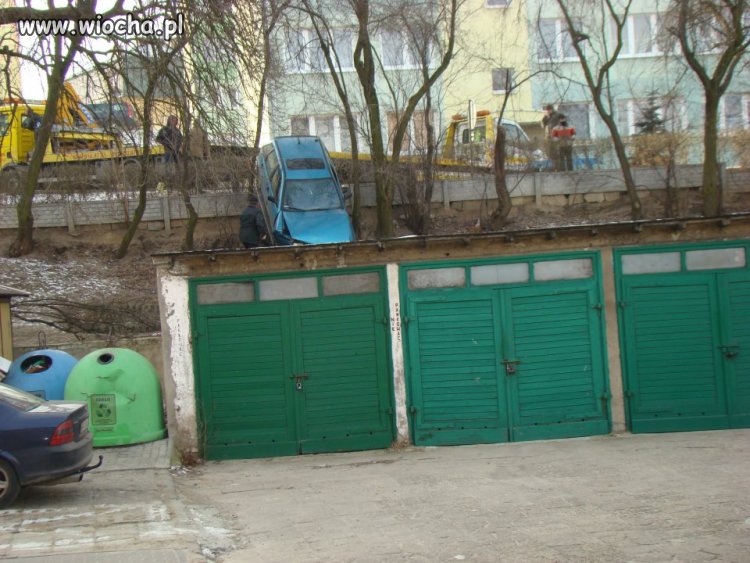 Obstawiam, że do garażu chciał wjechać...