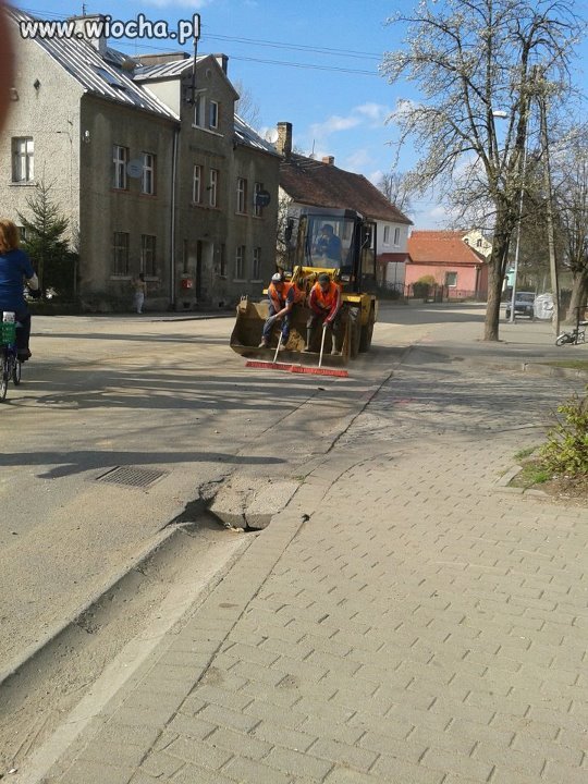 Tak się teraz sprząta POLSKIE ulice .  hehe