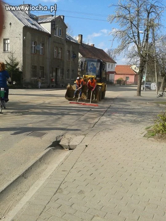 Tak się teraz sprząta POLSKIE ulice .  hehe
