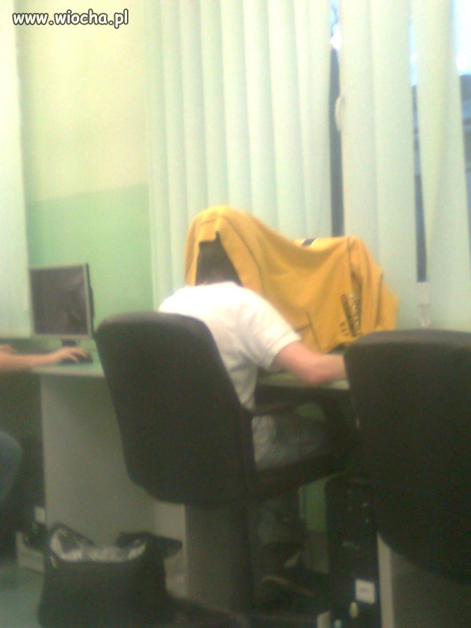 Mój kolega podczas szkolnej gry w Counter-Strike