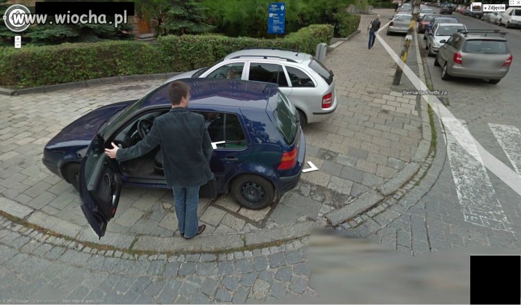 Parkowanie na chodniku blokując 2 pasy dla pieszch
