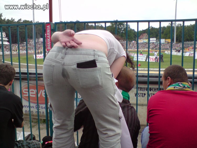 Popuściła na stadionie