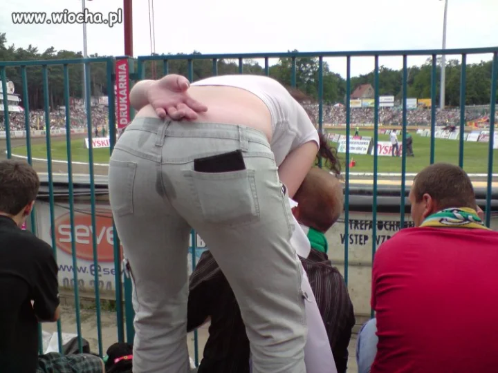 Popuściła na stadionie