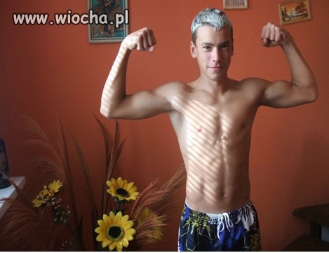 Napinka na fotce i co on ma na głowie?